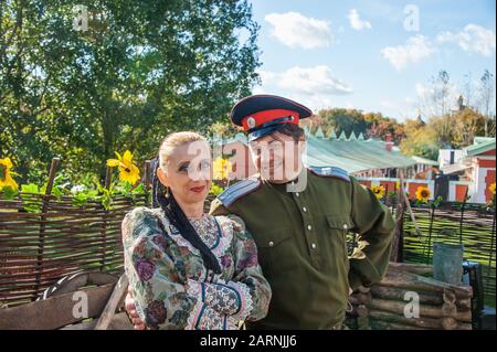 Moskau, Russland-1. Oktober 2016: Nachfahren von Kosaken bei der Messe- und Kosakenversammlung. Liebhaber von Kosakenbeet und einem Kosakenbeet im traditionellen Kleid, das aussieht Stockfoto