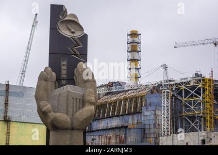 Denkmal für die Opfer von Tschernobyl und Reaktor Nummer 4 alte Sarkophag des Kernkraftwerks Tschernobyl in der Zone der Entfremdung, Ukraine Stockfoto