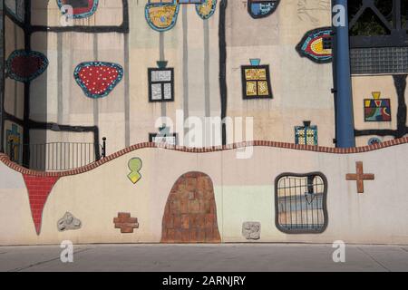Wien, Österreich - 10. Juni 2019; Detail Spittelau eine Müllverbrennungsanlage, die vom Maler und Architekten Friedensreich Hundertwasser a fa entworfen wurde Stockfoto