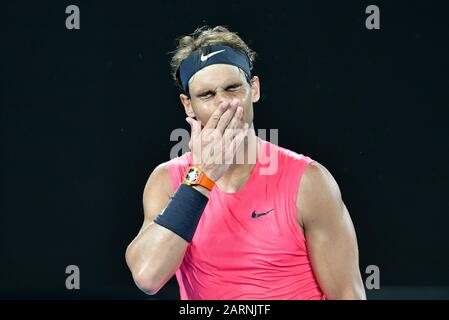 Melbourne, Australien. Januar 2020. Der 1. Seed RAFAEL NADAL (ESP) im Einsatz gegen den 5. Seed DOMINIC THIEM (AUT) in der Rod Laver Arena in einem Viertelfinale Im Herreneinzel am 10. Tag der Australian Open 2020 in Melbourne, Australien. Sydney Low/Cal Sport Media/Alamy Live News Stockfoto