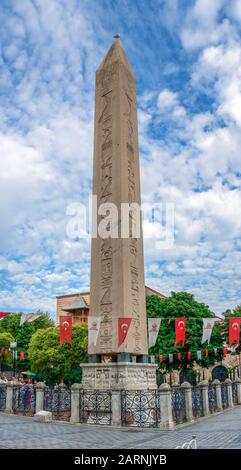 Istamul, Türkei - 07.13.2019. Obelisk von Theodosius in Istanbul, Türkei, an einem trüben Sommertag. Stockfoto
