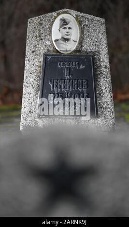 Seelow, Deutschland. Januar 2020. Auf seinem Grabstein auf dem Gelände der Seelower Höhen Gedenkstätte ist ein Porträt eines sowjetischen Soldaten zu sehen. Kurz vor Ende des Zweiten Weltkriegs starben in der Schlacht auf den Seelower Höhen östlich von Berlin Zehntausende Soldaten und Zivilisten in der größten Schlacht des Zweiten Weltkriegs auf deutschem Boden. Credit: Patrick Pleul / dpa-Zentralbild / ZB / dpa / Alamy Live News Stockfoto