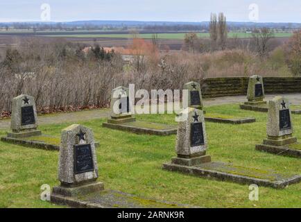 Seelow, Deutschland. Januar 2020. Grabsteine der sowjetischen Soldaten sind am Rande des Oderbruchs auf dem Gelände der Gedenkstätte Seelower Höhe zu sehen. Kurz vor Ende des Zweiten Weltkriegs starben in der Schlacht auf den Seelower Höhen östlich von Berlin Zehntausende Soldaten und Zivilisten in der größten Schlacht des Zweiten Weltkriegs auf deutschem Boden. Credit: Patrick Pleul / dpa-Zentralbild / ZB / dpa / Alamy Live News Stockfoto