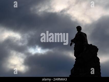 Seelow, Deutschland. Januar 2020. Gegen die Hintergrundbeleuchtung dunkler Wolken ist auf einem Sockel des Seelower Höhen Memorial die überlebensgroße Bronzeplastik eines Soldaten der Roten Armee zu sehen. Kurz vor Ende des Zweiten Weltkriegs starben in der Schlacht auf den Seelower Höhen östlich von Berlin Zehntausende Soldaten und Zivilisten in der größten Schlacht des Zweiten Weltkriegs auf deutschem Boden. Credit: Patrick Pleul / dpa-Zentralbild / ZB / dpa / Alamy Live News Stockfoto