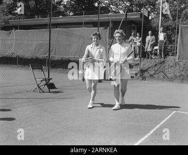 Tennis Niederlande / Deutschland in Venlo, Frau Rouwenhorst (links) und Frau J. Pohmann (rechts) Datum: 25. August 1957 Ort: Deutschland, Niederlande, Venlo Schlüsselwörter: Tennis Stockfoto