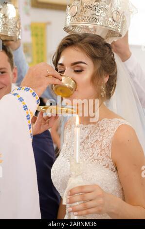 Hochzeit Hochzeitstag schöne Braut und Bräutigam zu Fuß nach Hochzeit Luxus 23.07.2017 in Lutsk, Ukraine Stockfoto