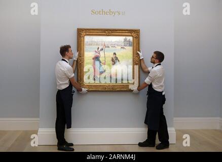 Sotheby's Mitarbeiter hängen Gelee Blanche, Jeune Paysanne Faisant Du Feu von Camille Pissarro während eines Fotorufs für Höhepunkte von Sotheby's bevorstehender impressionistischer, Moderner und surrealistischer Kunstverkäufe, darunter Werke von Van Gogh, Miro und Monet, bei Sotheby's in London. Stockfoto