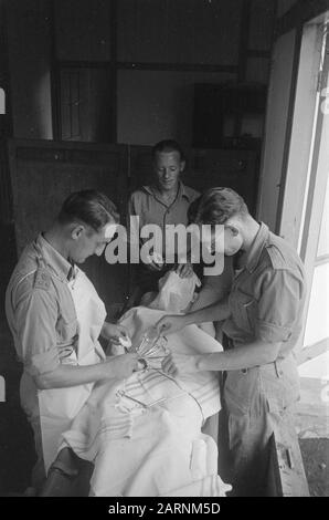 411 Bataillon der Infanterie (Poerwokerto, Bomiajoe, Keboemen] Im Krankenhaus in Bomiajoe der Arzt zeigt dem Chef, was er kann Datum: Februar 1949 Ort: Indonesien, Midden-Java, Niederländisch-Ostindien Stockfoto