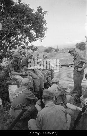 Gading en Plajen, Action auf Berggelände [EINE Patrouille während einer Pause an einer teilweise zerstörten Brücke] Datum: März 1949 Ort: Indonesien, Niederländische Ostindien Stockfoto