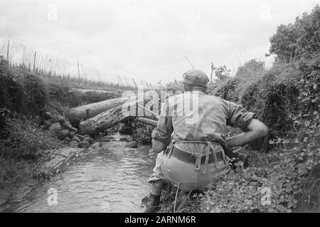 411 Bataillon der Infanterie (Poerwokerto, Bomiajoe, Keboemen) EINE kleine Bande machte die Nachbarschaft von Boemiajoe unsicher. Eine Division der 411. Infanterie des Bataillon sorgte für Frieden in der Gegend, um zurückzukehren. Es war eine kurze, aber heftige Aktion. Ein Bringer-Team in einer Kali Anmerkung: DJK Datum: Februar 1949 Standort: Indonesien, Zentraljava, Niederländisch-Ostindien Stockfoto