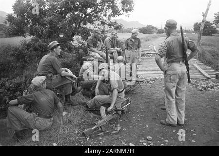 Gading en Plajen, Action auf dem Berggelände [EINE Patrouille ruht auf einer Holzbrücke] Datum: März 1949 Ort: Indonesien, Niederländische Ostindien Stockfoto