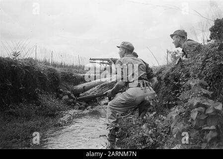 411 Bataillon der Infanterie (Poerwokerto, Bomiajoe, Keboemen) EINE kleine Bande machte die Nachbarschaft von Boemiajoe unsicher. Eine Division der 411. Infanterie des Bataillon sorgte für Frieden in der Gegend, um zurückzukehren. Es war eine kurze, aber heftige Aktion Anmerkung: DJK Datum: Februar 1949 Standort: Indonesien, Zentraljava, Niederländisch-Ostindien Stockfoto