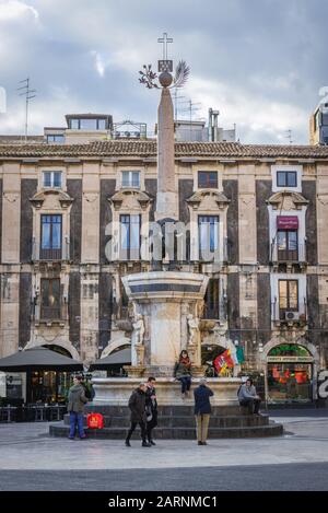 18. Jahrhundert Elefant-Brunnen (Fontana dell'Elefante auch genannt u Liotru) am Domplatz (Piazza del Duomo), Symbol von Catania, Sizilien, Italien Stockfoto