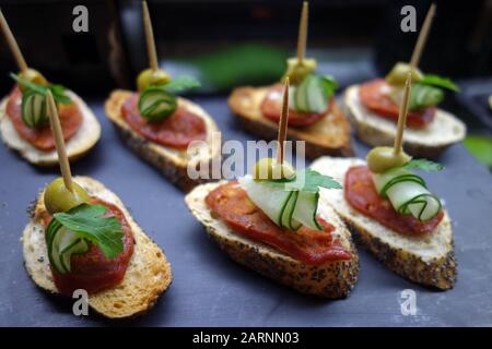 Gekochte Chorizo/Gurke & grüne Oliven Appetithäppchen/Snack "Panish Tapas" auf Geschnittenem Poppy Gebratenes Brot im Buffet im Azul Beach Resort Hotel. Stockfoto