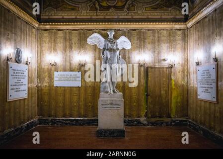 Halle mit Gräber in der Kirche der Benediktiner Kloster von San Nicolo Arena in Catania, Sizilien, Italien. Bildhauer Luciano Condorelli Grab auf Foto Stockfoto