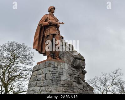 Seelow, Deutschland. Januar 2020. Die überlebensgroße Bronzeplastik eines Soldaten der Roten Armee und ein eingeschüchterter, zerstörter Revolver eines deutschen Panzers sind die Wahrzeichen des Seelower Höhen Gedenkens. Kurz vor Ende des Zweiten Weltkriegs starben in der Schlacht auf den Seelower Höhen östlich von Berlin Zehntausende Soldaten und Zivilisten in der größten Schlacht des Zweiten Weltkriegs auf deutschem Boden. Credit: Patrick Pleul / dpa-Zentralbild / ZB / dpa / Alamy Live News Stockfoto