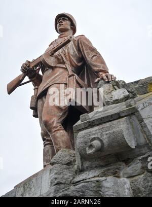 Seelow, Deutschland. Januar 2020. Die überlebensgroße Bronzeplastik eines Soldaten der Roten Armee und ein eingeschüchterter, zerstörter Revolver eines deutschen Panzers sind die Wahrzeichen des Seelower Höhen Gedenkens. Kurz vor Ende des Zweiten Weltkriegs starben in der Schlacht auf den Seelower Höhen östlich von Berlin Zehntausende Soldaten und Zivilisten in der größten Schlacht des Zweiten Weltkriegs auf deutschem Boden. Credit: Patrick Pleul / dpa-Zentralbild / ZB / dpa / Alamy Live News Stockfoto