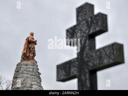 Seelow, Deutschland. Januar 2020. Die überlebensgroße Bronzeplastik eines Soldaten der Roten Armee und eines russisch-orthodoxen Kreuzes ist am Seelower Höhen Memorial zu sehen. Kurz vor Ende des Zweiten Weltkriegs starben in der Schlacht auf den Seelower Höhen östlich von Berlin Zehntausende Soldaten und Zivilisten in der größten Schlacht des Zweiten Weltkriegs auf deutschem Boden. Credit: Patrick Pleul / dpa-Zentralbild / ZB / dpa / Alamy Live News Stockfoto