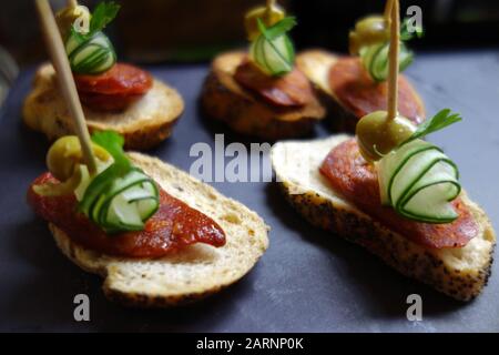 Gekochte Chorizo/Gurke & grüne Oliven Appetithäppchen/Snack "Panish Tapas" auf Geschnittenem Poppy Gebratenes Brot im Buffet im Azul Beach Resort Hotel. Stockfoto