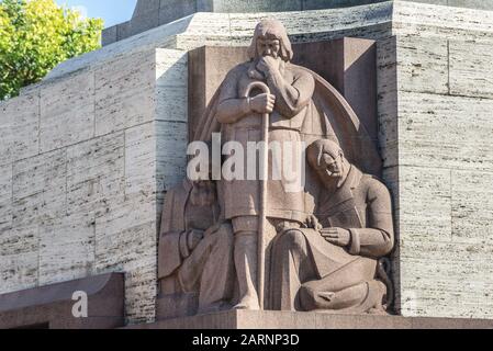 Skulpturen auf einem Sockel von Freedom Monument Ehren Gefallenen während der lettischen Unabhängigkeitskrieg in Riga, der Hauptstadt von Lettland Stockfoto