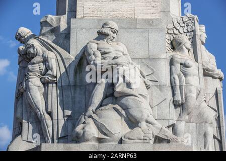 Skulpturen auf einem Sockel von Freedom Monument Ehren Gefallenen während der lettischen Unabhängigkeitskrieg in Riga, der Hauptstadt von Lettland Stockfoto