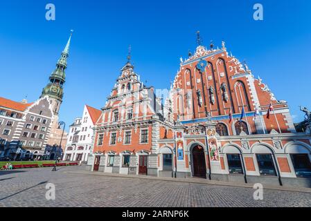 Haus der Blackheads in der Altstadt von Riga, Hauptstadt der Republik Lettland. Blick auf den Kirchturm der Kirche Sankt Peter Stockfoto