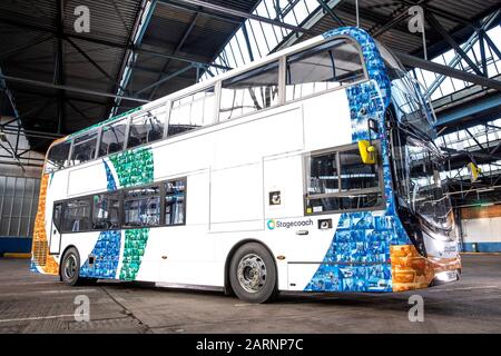 Am DONNERSTAG, DEN 30. JANUAR, IST die REDAKTIONELLE VERWENDUNG NUR EINES einzigartigen Mosaikbusses vorgesehen. Die Gesichter der Kunden und Fahrer von Stagecoach aus ganz Großbritannien werden vorgestellt, um die Einführung des neuen Look Bus Designs in seinem 40. Dienstjahr im Chesterfield Depot in Derbyshire zu feiern. Stockfoto