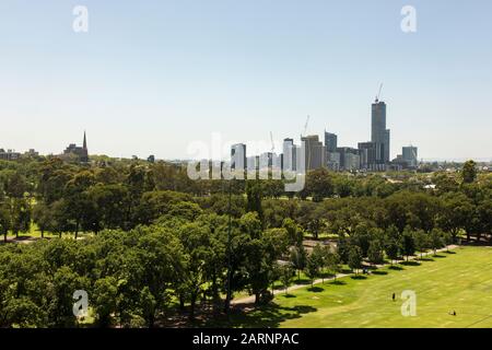 Blick auf den Fawkner Park, Melbourne, Richtung Skyline von South Yarra. Stockfoto