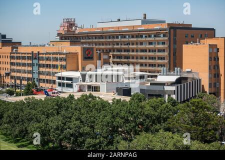 Blick über den Fawkner Park, Melbourne, zum Alfred Hospital, mit dem Luftkrankenwagen auf dem Hubschrauberlandeplatz. Stockfoto