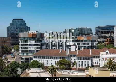 Blick über die Chevron Apartments in Richtung St Kilda Road, Melbourne Stockfoto