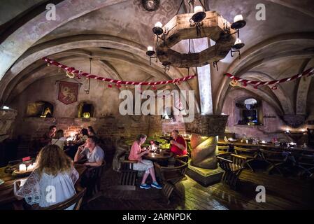 Mittelalterliche Interieur des berühmten Rozengrals Restaurant in der Altstadt von Riga, Hauptstadt der Republik Lettland Stockfoto