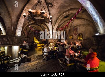 Mittelalterliche Interieur des berühmten Rozengrals Restaurant in der Altstadt von Riga, Hauptstadt der Republik Lettland Stockfoto