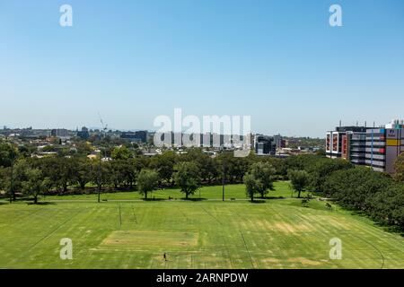 Blick über den Fawkner Park, Melbourne, zum Alfred Hospital und Prahran. Stockfoto