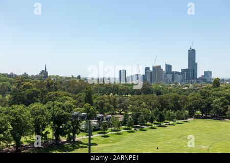 Blick auf den Fawkner Park, Melbourne, zur Skyline von South Yarra. Stockfoto