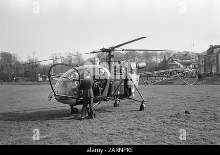 Flying formateur mr. CALs mit Hubschrauber zum Palast Soestdijk, mr. CALs mit Helm und Tasche Datum: 9. April 1965 Schlagwörter: Formateure, Helicopters Personenname: CALs, Jo Stockfoto