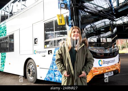 Einembargiert BIS 0001 DONNERSTAG, 30. JANUAR REDAKTIONELLE VERWENDUNG NUR Bea Graham nimmt an der Enthüllung eines einzigartigen Mosaikbusses livery Teil, Die Gesichter der Kunden und Fahrer von Stagecoach aus ganz Großbritannien werden vorgestellt, um die Einführung des neuen Look Bus Designs in seinem 40. Dienstjahr im Chesterfield Depot in Derbyshire zu feiern. PA Foto. Ausgabedatum: Donnerstag, 30. Januar 2020. Das einmalige Design, das mit Fotos aus einem Jahr langen Projekt mit Fotograf Stuart Roy Clarke erstellt wurde, startet Stagecoachs neue farbcodierte Busse, die über drei Jahre hinweg über die Flotte eingeführt werden Stockfoto