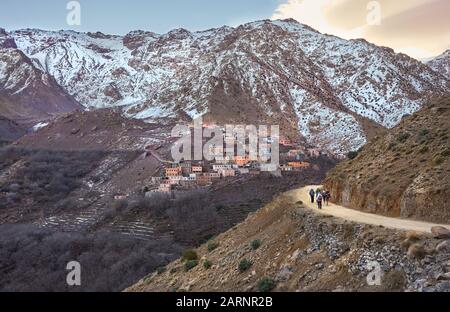 Aroumd, ein kleines Berberdorf im Ait Mizane-Tal des Hohen Atlas-Gebirges, Marokko Stockfoto