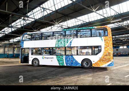 Am DONNERSTAG, DEN 30. JANUAR, WIRD IN DER REDAKTION NUR EINE einzigartige Mosaikbuslinie eingesetzt, die die Gesichter von Stagecoach-Kunden und -Fahrern aus ganz Großbritannien zeigt. Sie wird vorgestellt, um die Einführung des neuen Look Bus Designs im 40. Dienstjahr im Depot Chesterfield in Derbyshire zu feiern. PA Foto. Ausgabedatum: Donnerstag, 30. Januar 2020. Das einmalige Design, das mit Fotos aus einem Jahr langen Projekt mit Fotograf Stuart Roy Clarke erstellt wurde, startet Stagecoachs neue farbcodierte Busse, die über einen Zeitraum von drei Jahren ab diesem Monat im gesamten Fuhrpark eingeführt werden. Foto cred Stockfoto