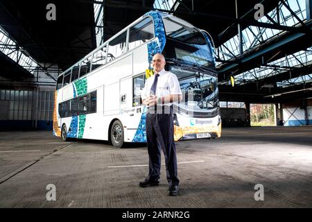 Einembargiert BIS 0001 DONNERSTAG, 30. JANUAR REDAKTIONELLE VERWENDUNG NUR Pat Kelly nimmt an der Enthüllung eines einzigartigen Mosaikbusses livery Teil, Die Gesichter der Kunden und Fahrer von Stagecoach aus ganz Großbritannien werden vorgestellt, um die Einführung des neuen Look Bus Designs in seinem 40. Dienstjahr im Chesterfield Depot in Derbyshire zu feiern. PA Foto. Ausgabedatum: Donnerstag, 30. Januar 2020. Das einmalige Design, das mit Fotos aus einem Jahr langen Projekt mit Fotograf Stuart Roy Clarke erstellt wurde, startet Stagecoachs neue farbcodierte Busse, die über drei Jahre im gesamten Fuhrpark eingeführt werden Stockfoto