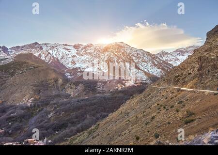 Aroumd, ein kleines Berberdorf im Ait Mizane-Tal des Hohen Atlas-Gebirges, Marokko Stockfoto