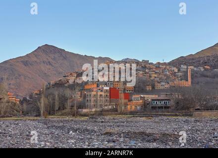 Weite Landschaft und Dorf in Dades Tal Marokko Afrika Stockfoto