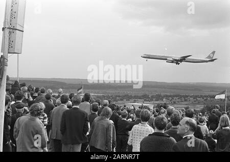 Fliegende Party auf Terlet. Zu diesem Anlass kam ein neuer KLM DC 8 über Annotation: National Airsports Day des KNVVL zu seinem 60. Jubiläum. Die DC 8 war zu dieser Zeit das größte Verkehrsflugzeug der Welt Datum: 9. September 1967 Standort: Gelderland, Terlet Keywords: Partys, Flugzeuge Stockfoto