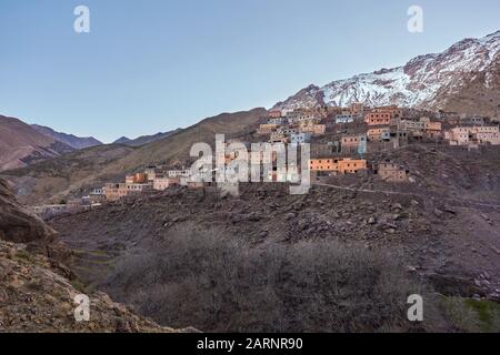 Weite Landschaft und Dorf in Dades Tal Marokko Afrika Stockfoto