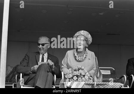 Fliegende Party auf Terlet. Königin Juliana und Königin in Gelderland, H.W. Bloemers Anmerkung: Nationaler Luftsporttag des KNVVL aufgrund seines 60. Jahrestags am 9. September 1967 Standort: Gelderland, Terlet Schlüsselwörter: Luftfahrt, Luftfahrt zeigt Personenname: Bloemers, H. W., Juliana (Königin Niederlande) Stockfoto