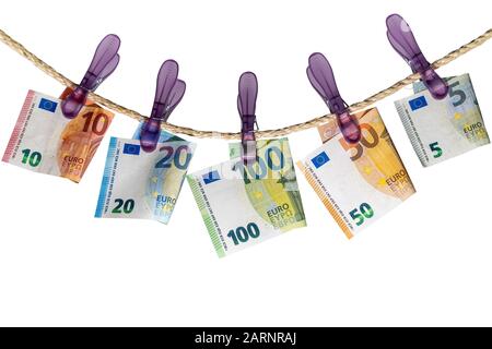 Euro-Noten auf Wäscheleine isoliert auf weißem Hintergrund. Begriff der Geldwäsche. Stockfoto