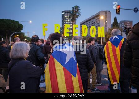 Barcelona, Spanien. Dezember 2019. Prokatalanische Unabhängigkeits-Proteste fanden in der Nähe des Camp Nou vor dem Spiel Barça-Madrid statt. Stockfoto