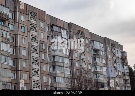 Hohes altes Wohnhaus in Russland nahesteht Stockfoto