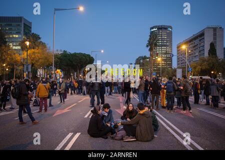 Barcelona, Spanien. Dezember 2019. Prokatalanische Unabhängigkeits-Proteste fanden in der Nähe des Camp Nou vor dem Spiel Barça-Madrid statt. Stockfoto