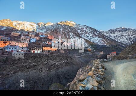 Aroumd, ein kleines Berberdorf im Ait Mizane-Tal des Hohen Atlas-Gebirges, Marokko Stockfoto