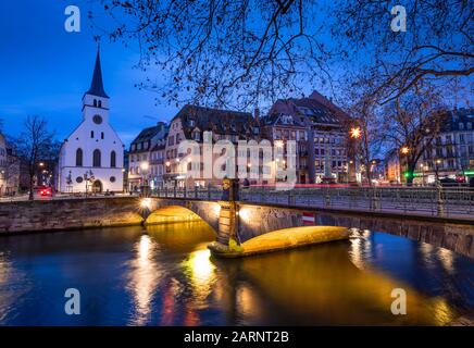 Strasbourg France, St. William's Church über die Brücke Saint Gulliaum Stockfoto